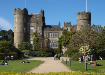 Malahide Castle and Gardens – Turas threorithe tríd Ghaeilge ann Caisleáin Mhullach Íde